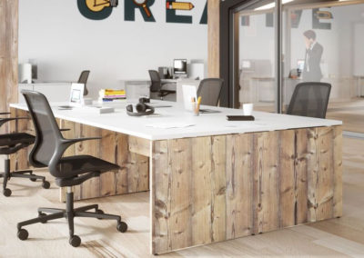 bureaux coopératifs blancs et panneaux bois naturels avec chaises ergonomiques à roulettes et accoudoirs