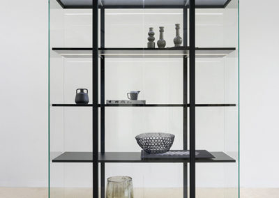 présentoir étagère vitrine moderne en verre structure acier noir