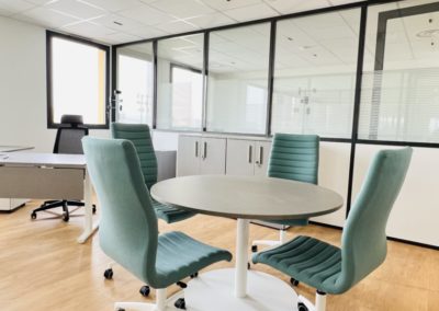 Bureau réglable en hauteur avec retour réglable Table de réunion et sièges confortables et design