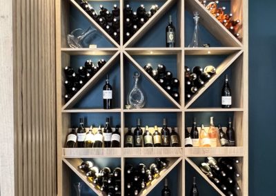 Meuble design pour une meilleure présentation de vins prestigieux, avec des rangements dessous et rétroéclairé