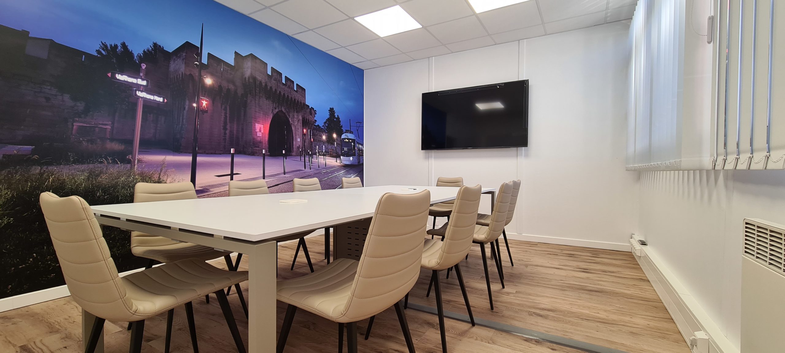 Salle de réunion table avec prises et sièges confortable avec tapisserie