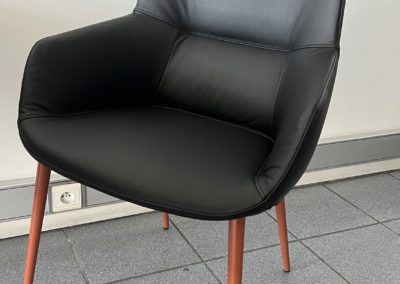 Fauteuil patient ergonomique et facile pour se lever avec ses accoudoirs