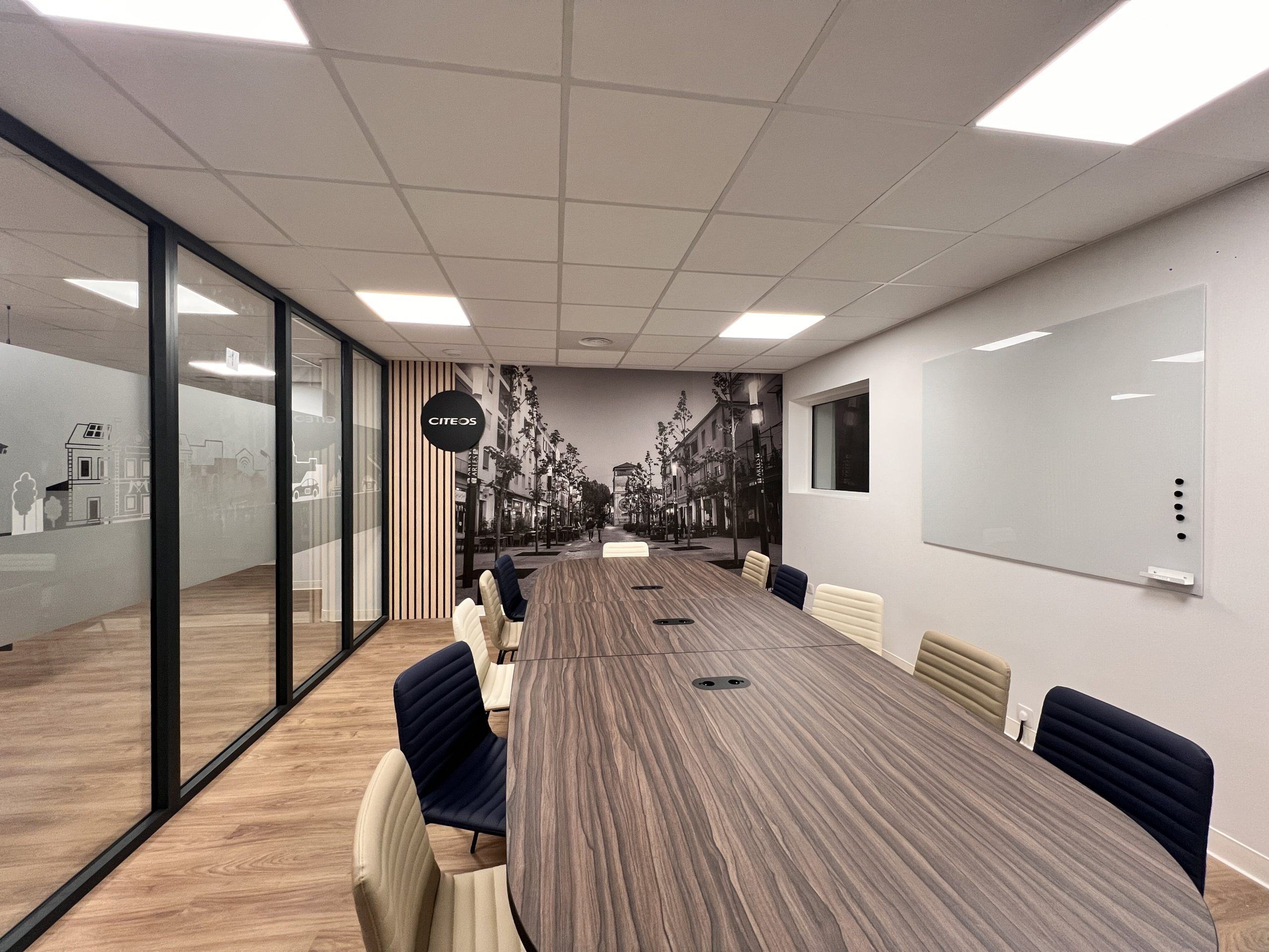 Espace salle de réunion, tapisserie et tableau aimanté en verre