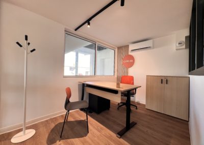 Espace bureau réglable en hauteur électrique avec chacun sa couleur