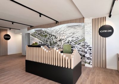 Espace accueil et banque d'accueil avec bureau réglable en hauteur