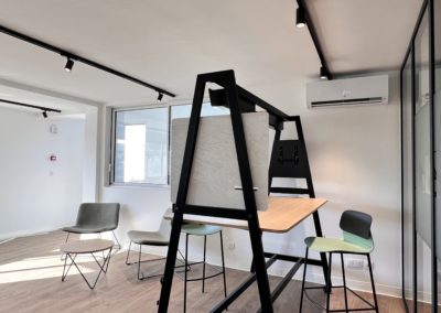 Cette table est équipée d’un ingénieux système afin d’ajuster la hauteur du plateau : standard ou haute. Les utilisateurs peuvent ainsi passer d’une position assise à debout en un clin d’œil.