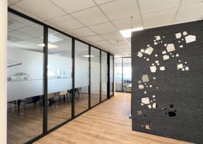 Cloisonnette suspendue acoustique et vitrophanie