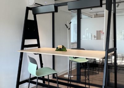 cette table de réunion, de détente ou de travail, crée des lieux d’échange
