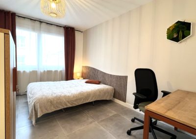 Chambre 3 Meublé avec bureau