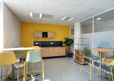 Cuisine avec tabourets et tables hautes qui peuvent être repositionnées