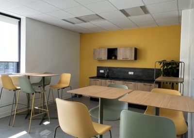 Cuisine avec tabourets et tables hautes qui peuvent être repositionnées