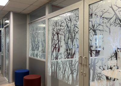 Bureau de direction avec baie vitrée et vitrophanie la baie ouvert pour debriefing avec les collaborateurs avec panneaux acoustiques