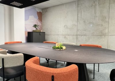 Espace salle de réunion avec fauteuils design