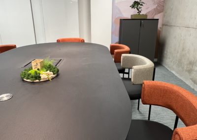 Espace salle de réunion avec fauteuils design