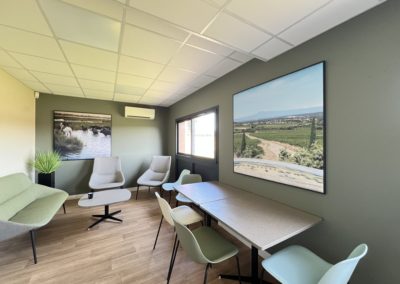 Assises ergonomique aux couleurs reposantes Décoration : Tableau imprimé acoustique avec cadre noir et plante