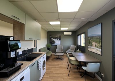 Assises ergonomique aux couleurs reposantes Décoration : Tableau imprimé acoustique avec cadre noir et plante