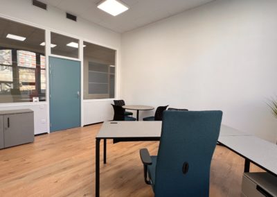 Bureau de direction avant la tapisserie avec un armoire de rangement
